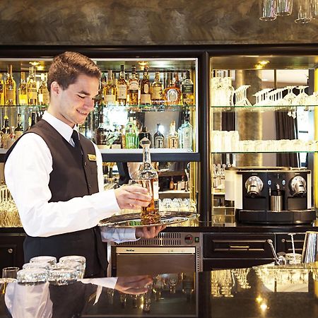 Victor'S Residenz-Hotel Schloss Berg Nennig Bagian luar foto A bartender at work