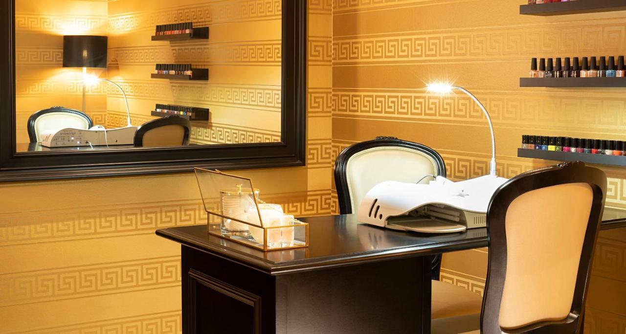 Victor'S Residenz-Hotel Schloss Berg Nennig Bagian luar foto A manicure station
