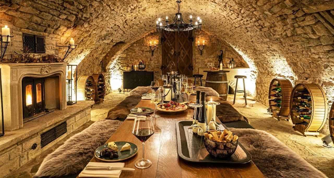 Victor'S Residenz-Hotel Schloss Berg Nennig Bagian luar foto Wine tasting at Château de Chaumont