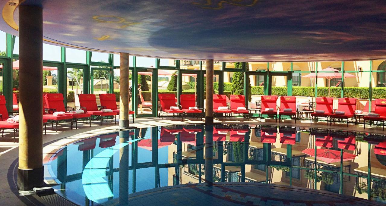Victor'S Residenz-Hotel Schloss Berg Nennig Bagian luar foto The pool at the MGM Grand