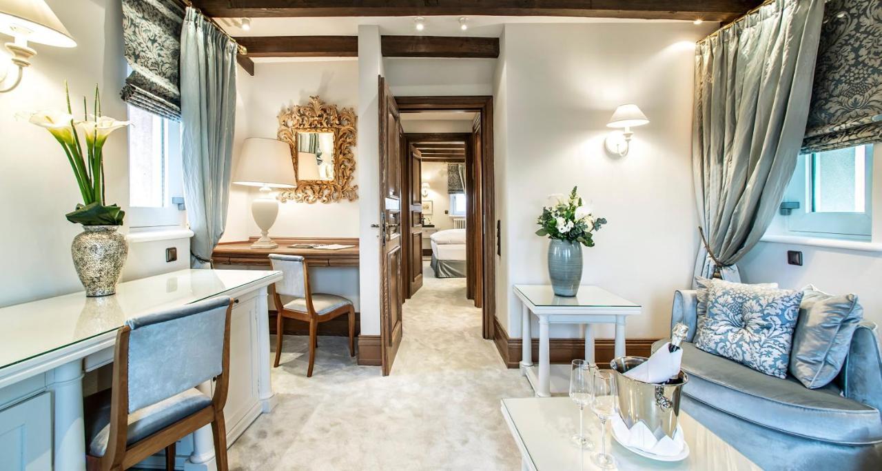 Victor'S Residenz-Hotel Schloss Berg Nennig Bagian luar foto The interior of a suite at The Swan