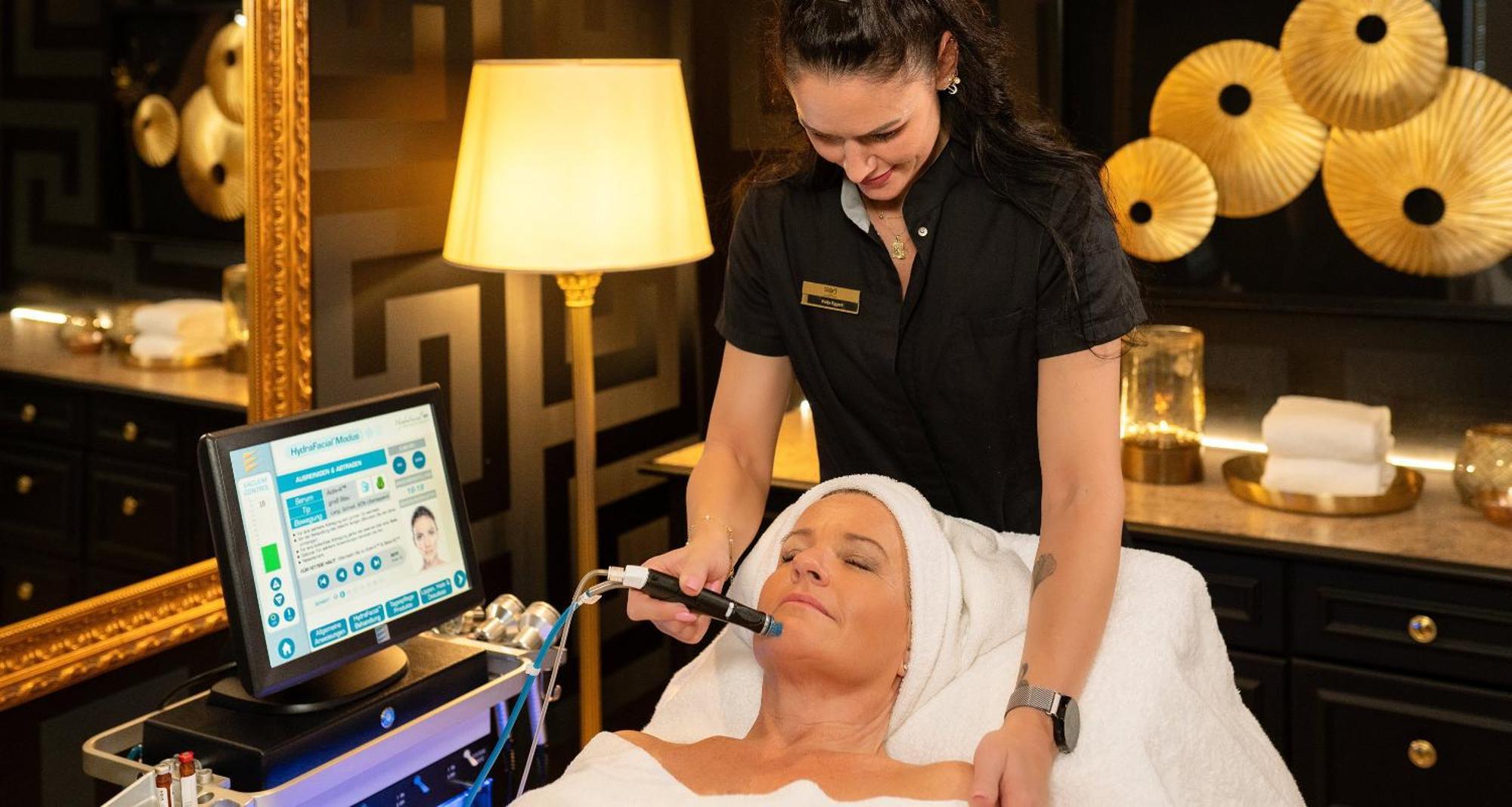Victor'S Residenz-Hotel Schloss Berg Nennig Bagian luar foto A woman receiving a facial treatment