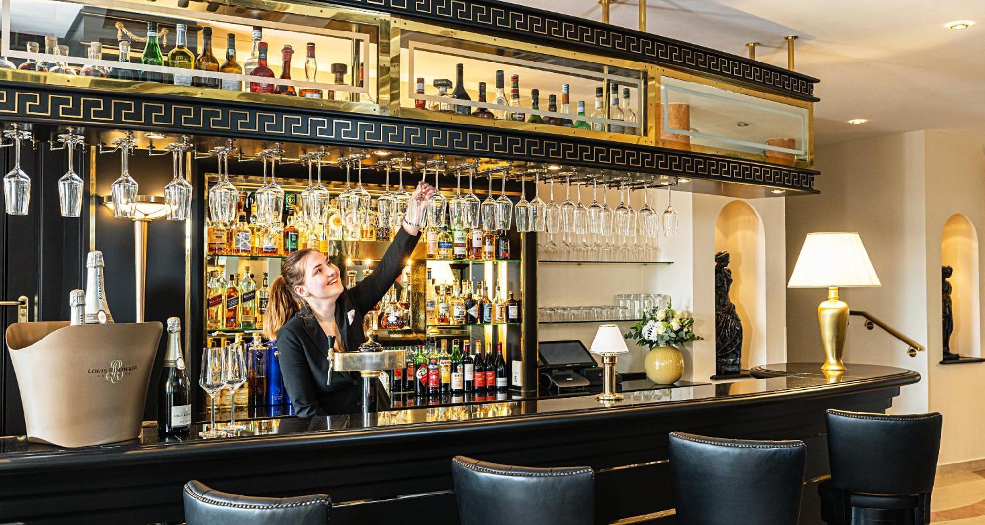 Victor'S Residenz-Hotel Schloss Berg Nennig Bagian luar foto The bar at the hotel