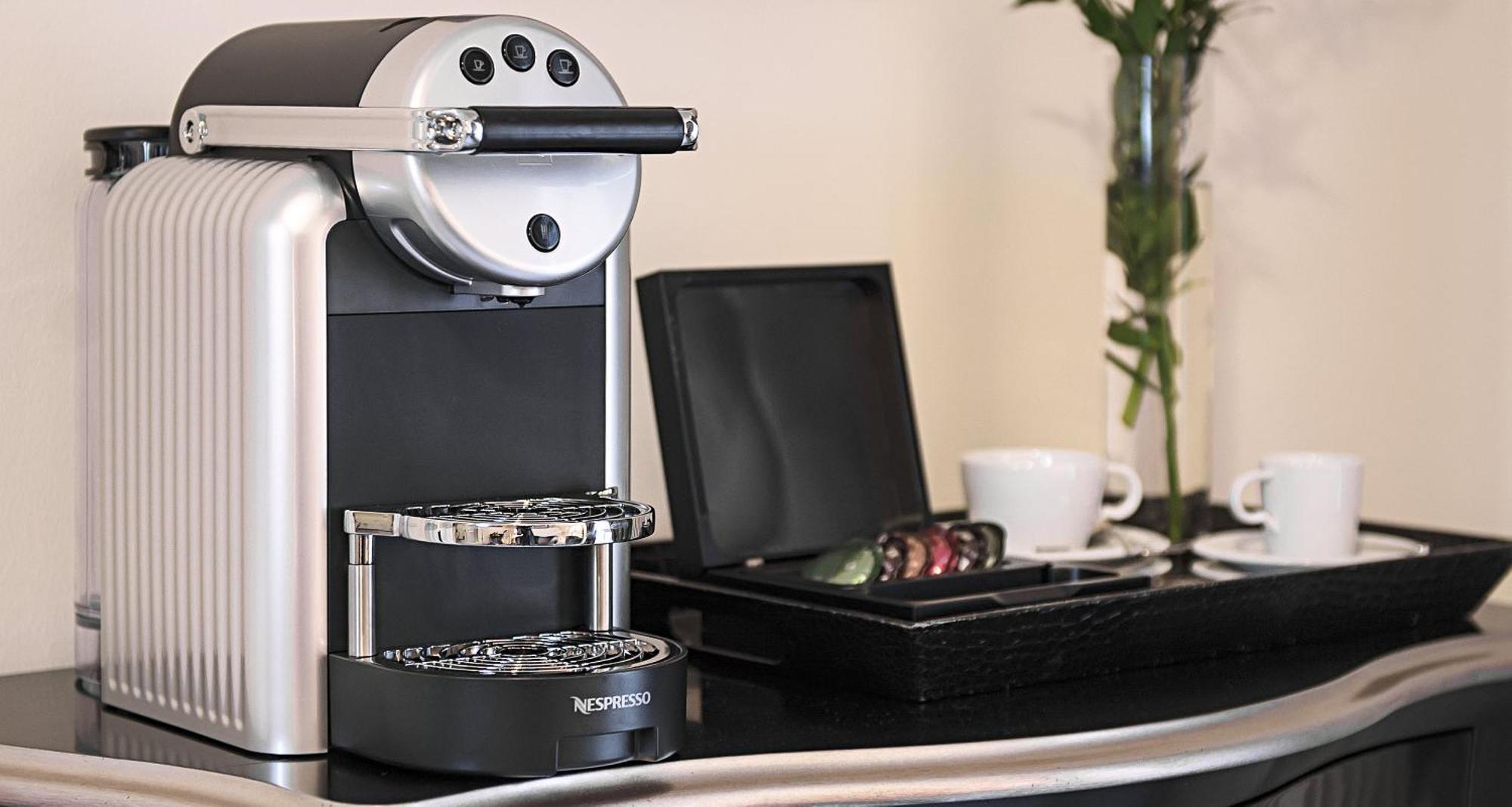 Victor'S Residenz-Hotel Schloss Berg Nennig Bagian luar foto A Nespresso coffee machine
