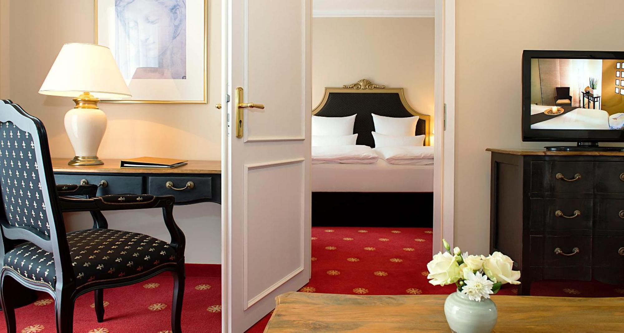 Victor'S Residenz-Hotel Schloss Berg Nennig Ruang foto A suite at the Hotel de France