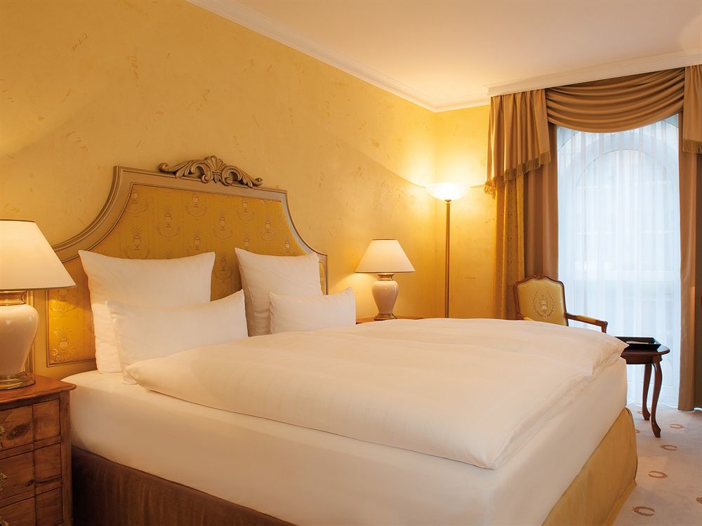 Victor'S Residenz-Hotel Schloss Berg Nennig Bagian luar foto A typical hotel room