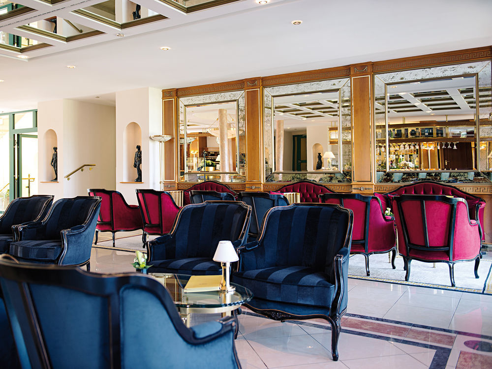 Victor'S Residenz-Hotel Schloss Berg Nennig Bagian luar foto The lobby of the hotel