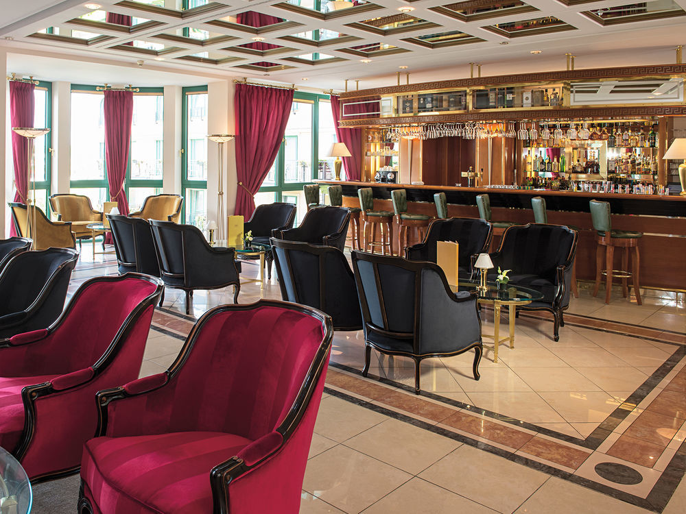 Victor'S Residenz-Hotel Schloss Berg Nennig Bagian luar foto The bar