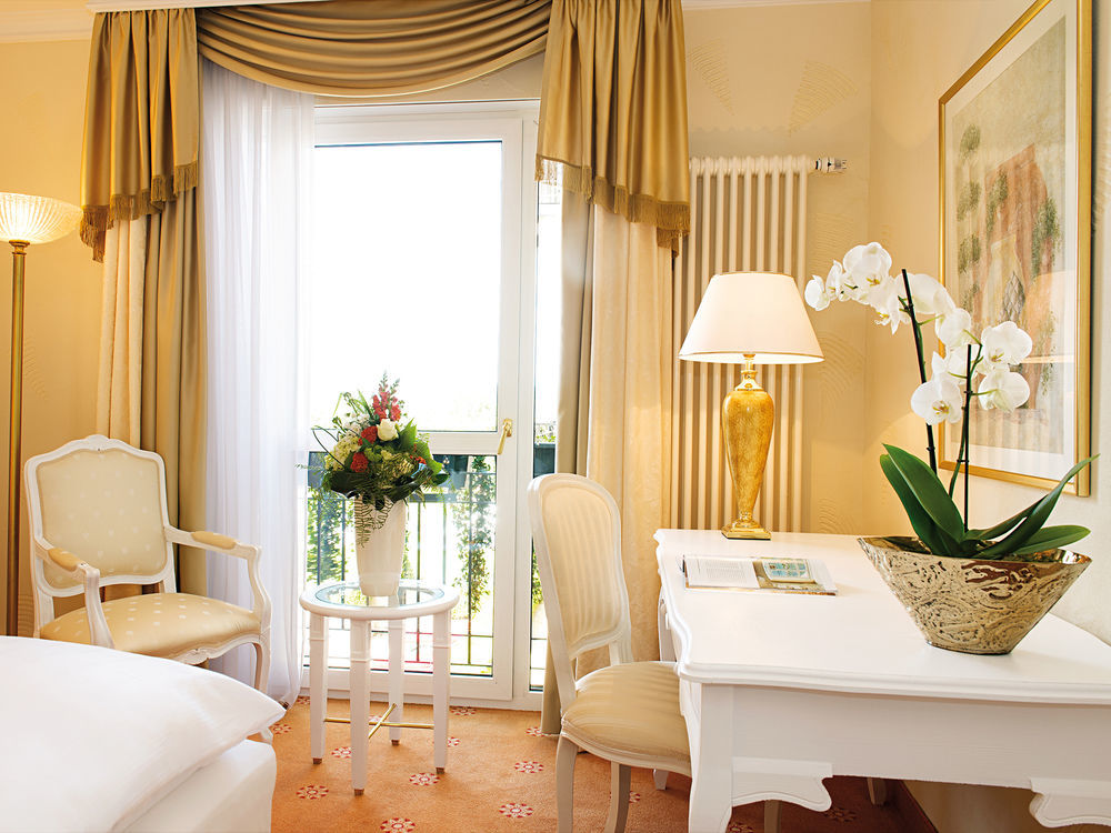 Victor'S Residenz-Hotel Schloss Berg Nennig Bagian luar foto A room at the Hotel de la Poste