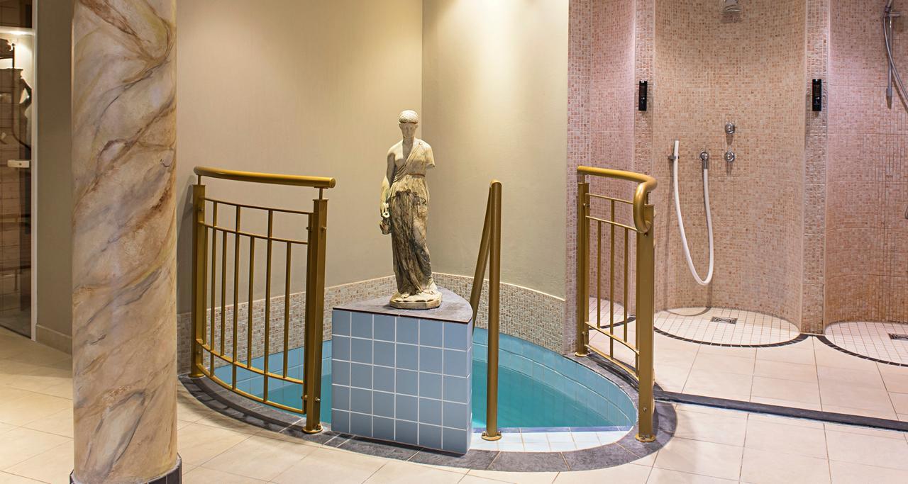 Victor'S Residenz-Hotel Schloss Berg Nennig Ruang foto A modern spa